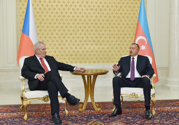 Azerbaijani, Czech presidents hold one-on-one meeting